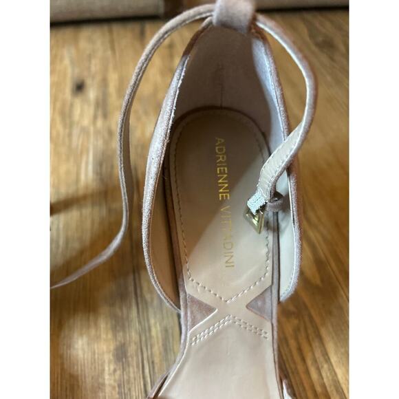 Preloved Adrienne Vittadini Beige Scalloped Suede Leather  Heels Shoes 8.5 - Picture 2 of 8